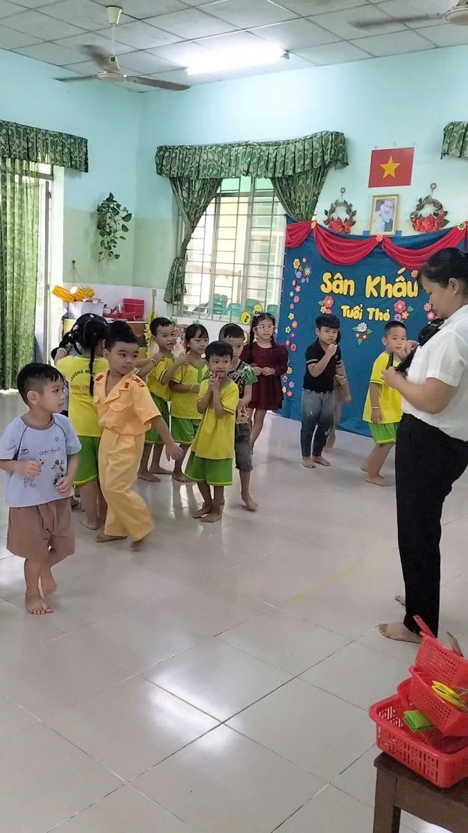 Các bé chơi trò chơi rất vui