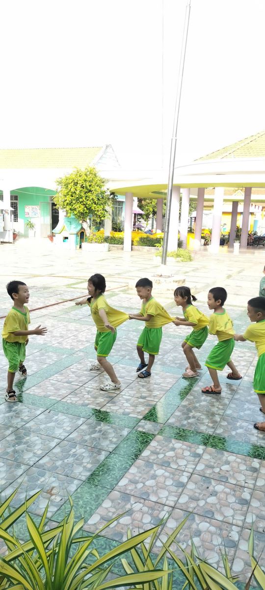 CÁC BÉ ĐANG CHƠI TRÒ CHƠI RỒNG RẮN LÊN MÂY